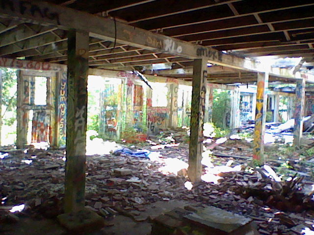 Nintendo DSi Camera photo - Abandoned building