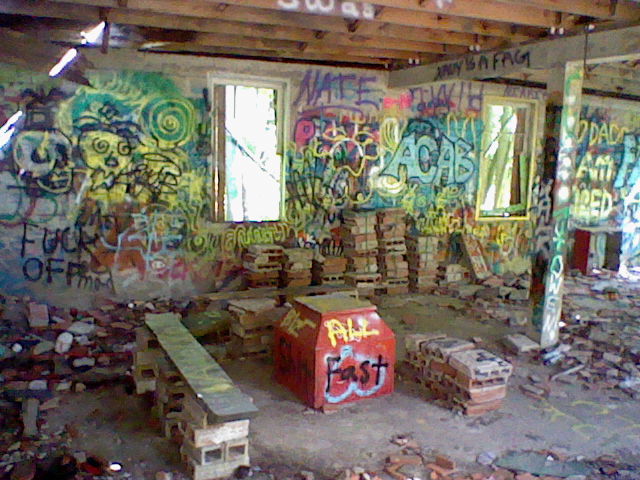 Nintendo DSi Camera photo - Abandoned building