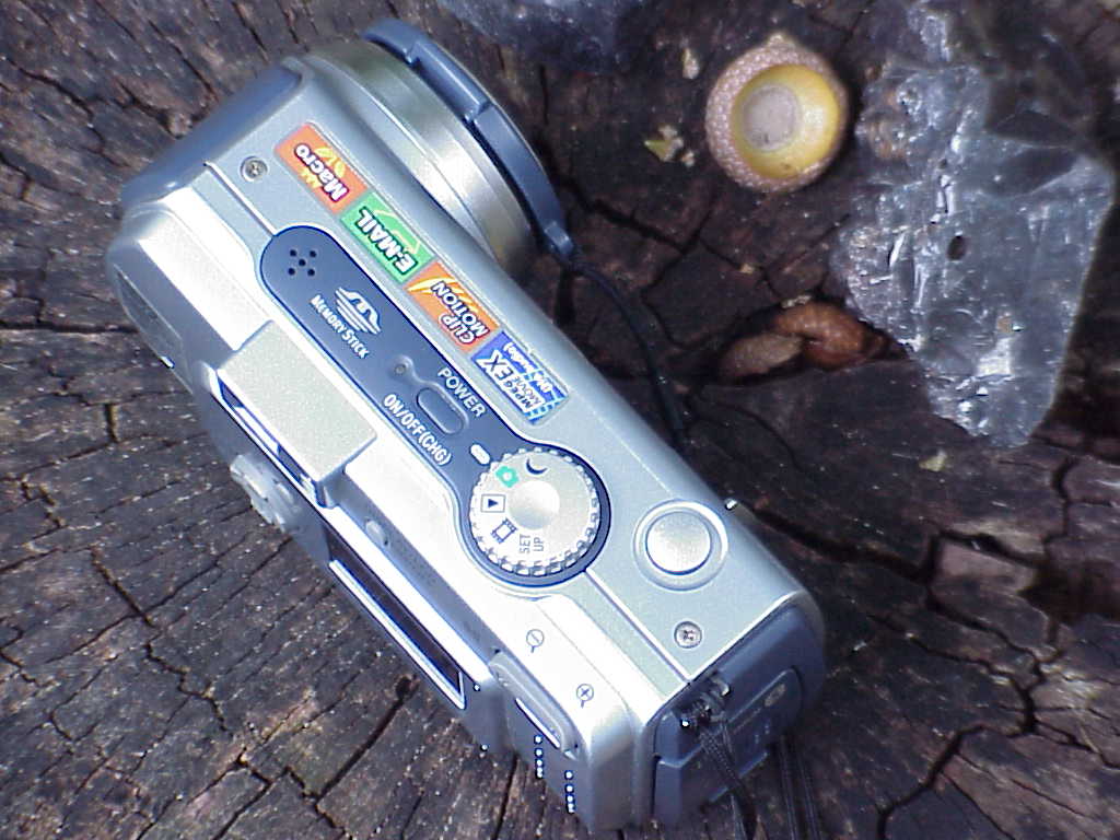 Sony Cyber-shot DSC-P30 top
