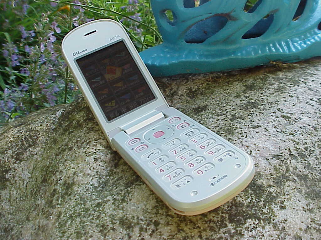 KDDI au Kyocera A5521K Cell Phone inside open
