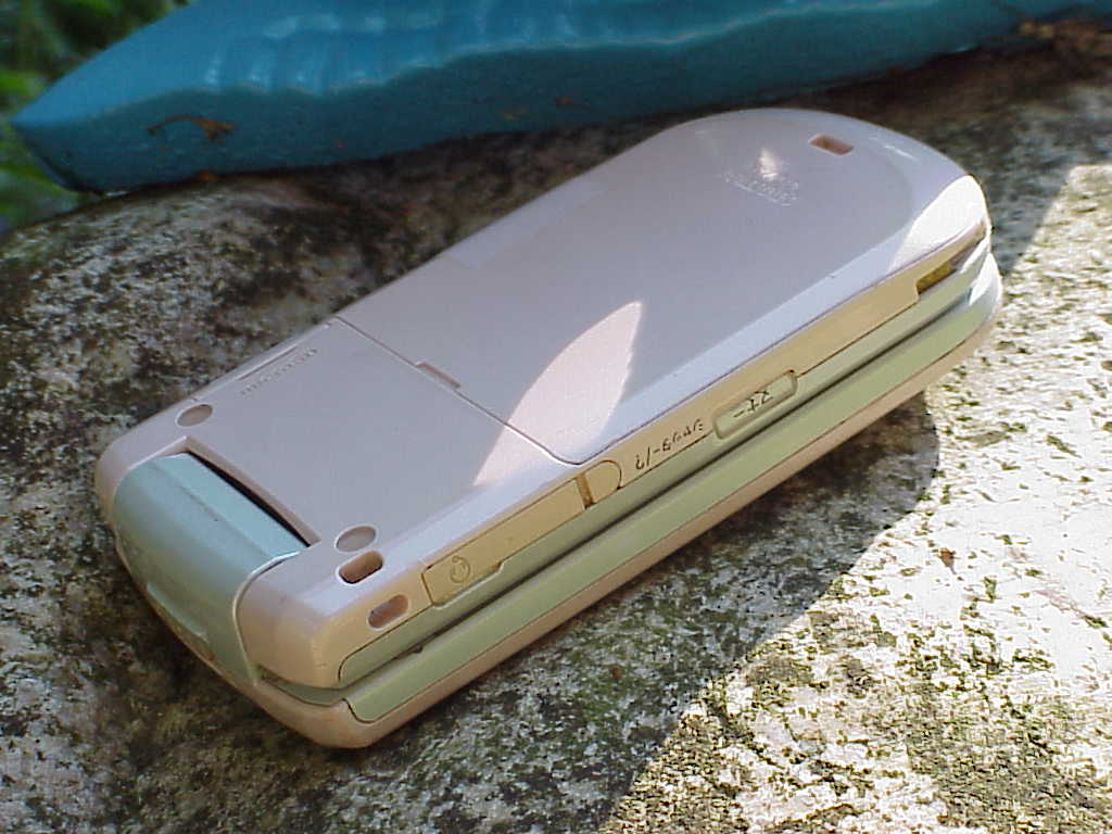 KDDI au Kyocera A5521K Cell Phone bottom