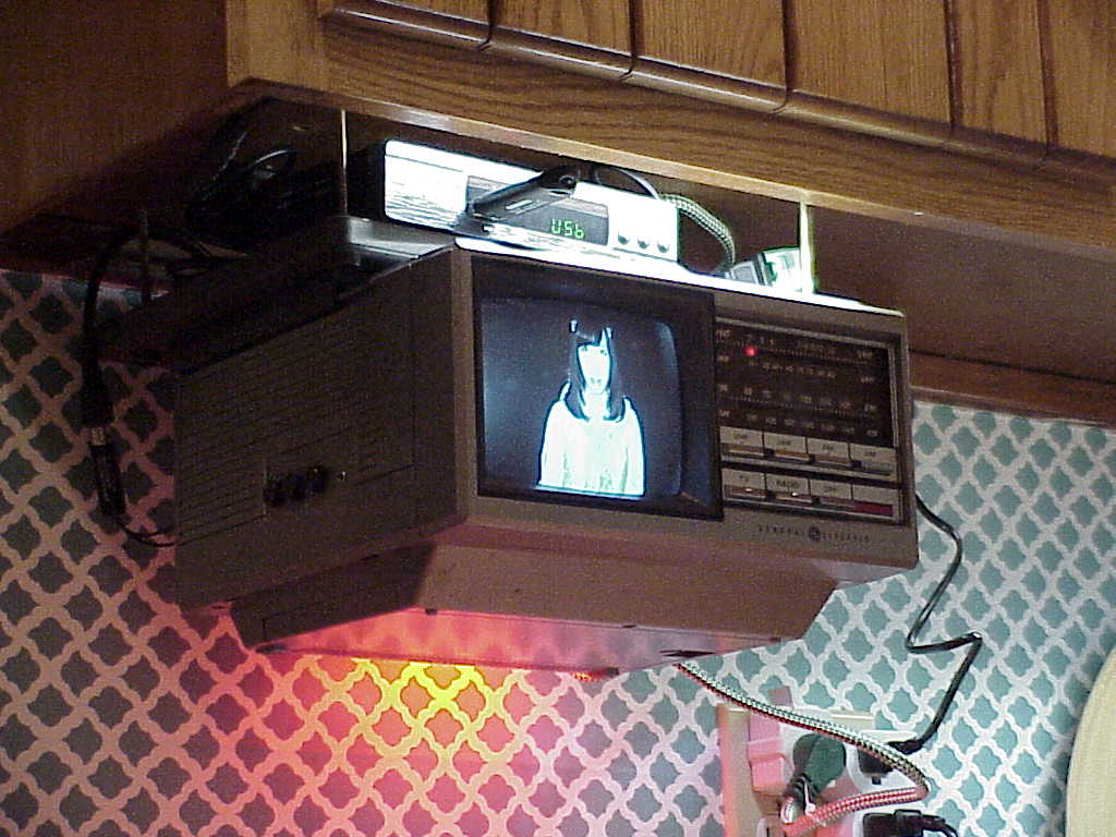 GE Spacemaker 7-7150B TV bottom view