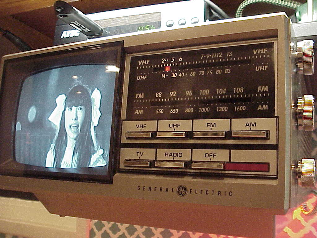 GE Spacemaker 7-7150B TV close up