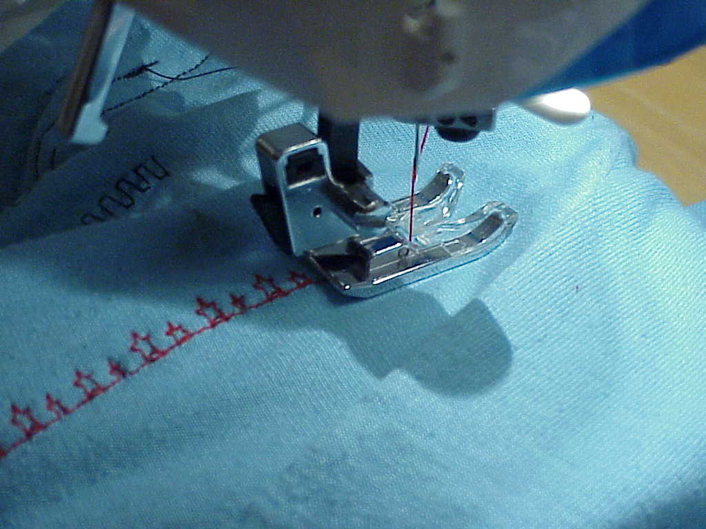 Singer IZEK 1500 Sewing Machine stars on fabric