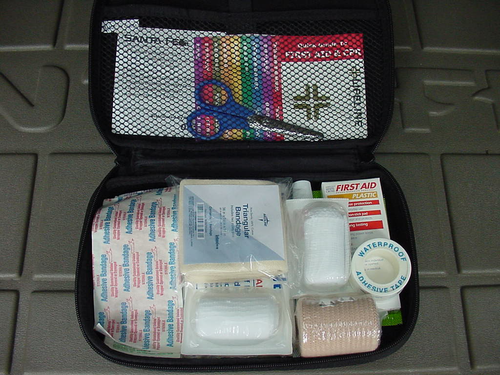 2004 Hyundai Santa Fe GLS 4WD first aid kit