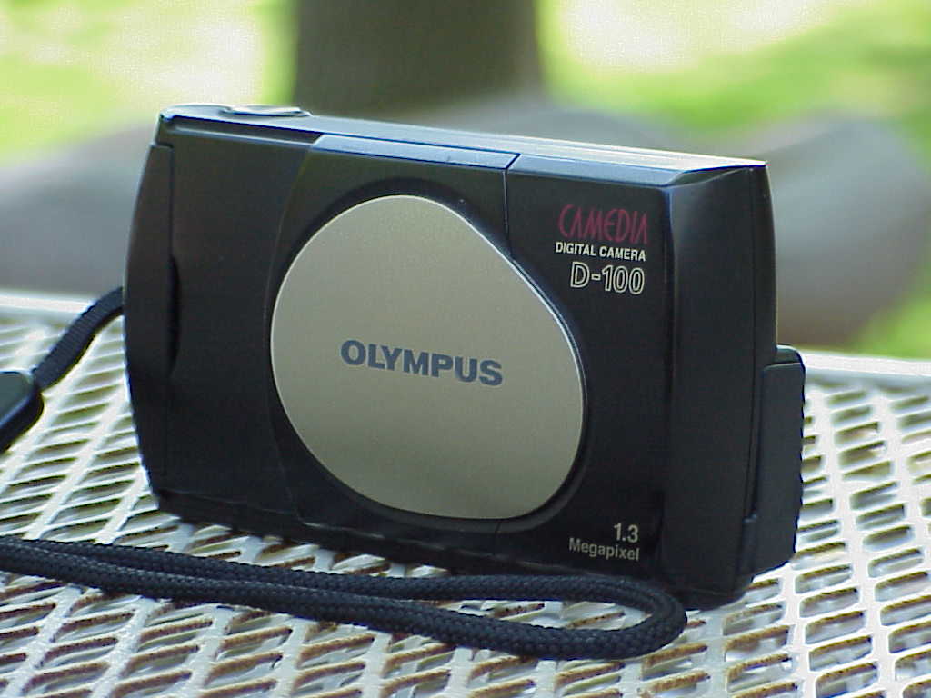 Olympus Camedia D-100 front