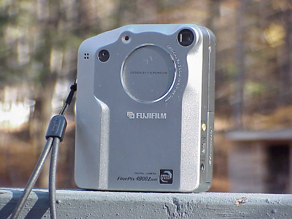 Fujifilm FinePix 4800 Zoom front