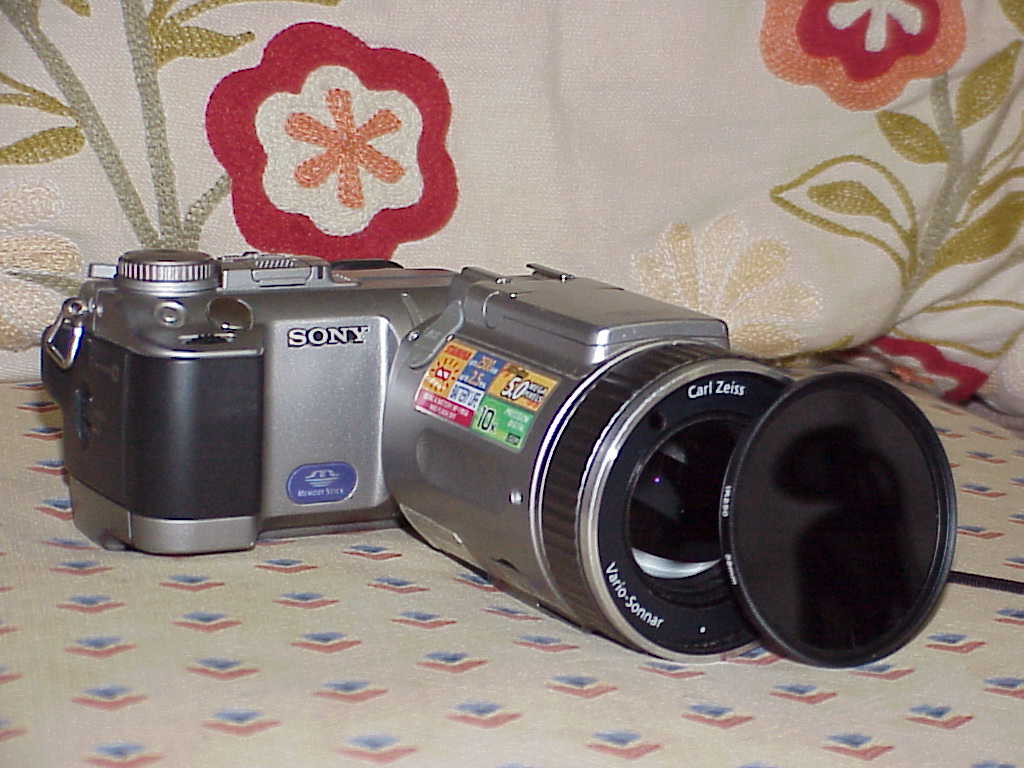 Sony Cyber-shot DSC-F707 front