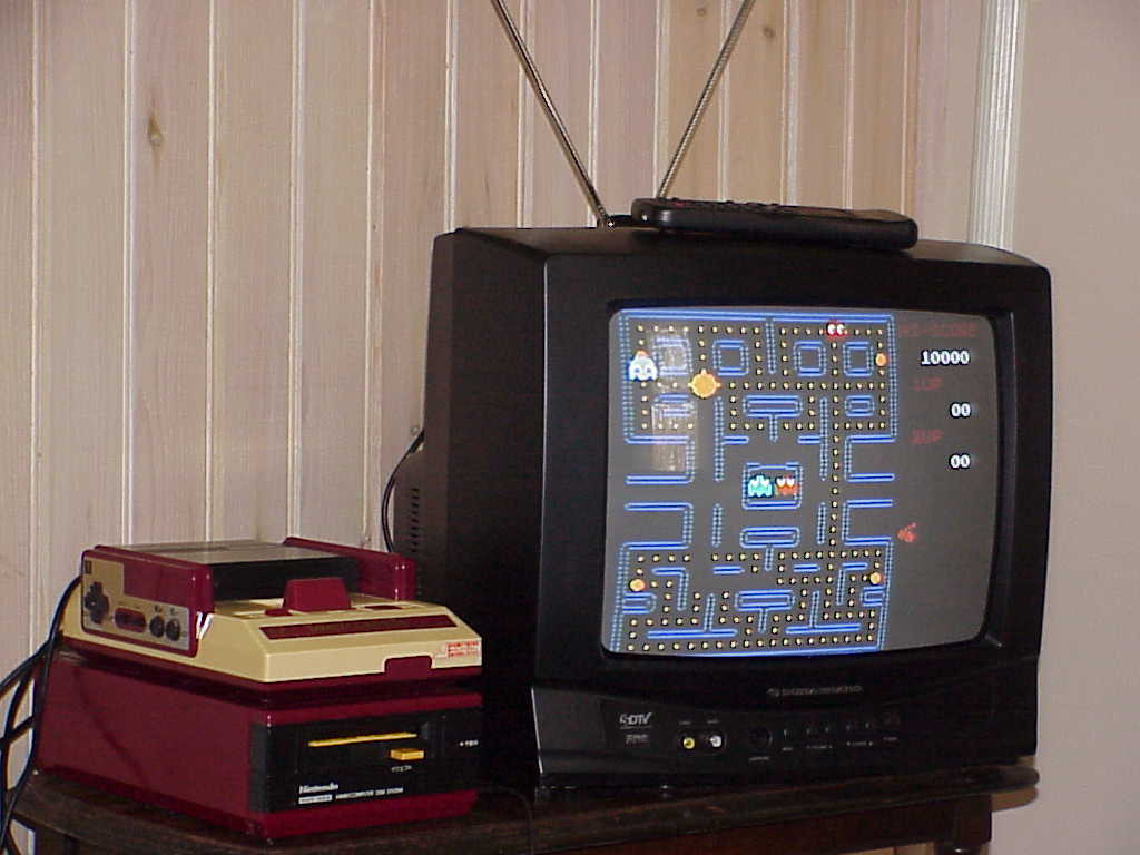 Durabrand CR130DR8 CRT TV with Nintendo Famicom
