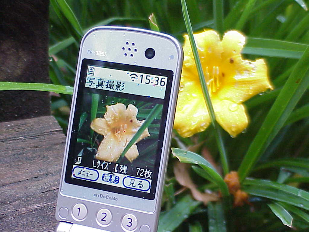 NTT docomo F883iESS Cell Phone camera