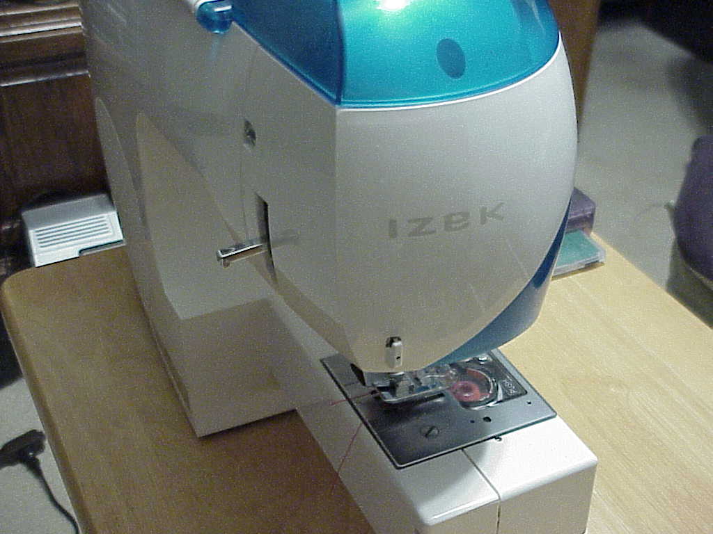 Singer IZEK 1500 Sewing Machine side