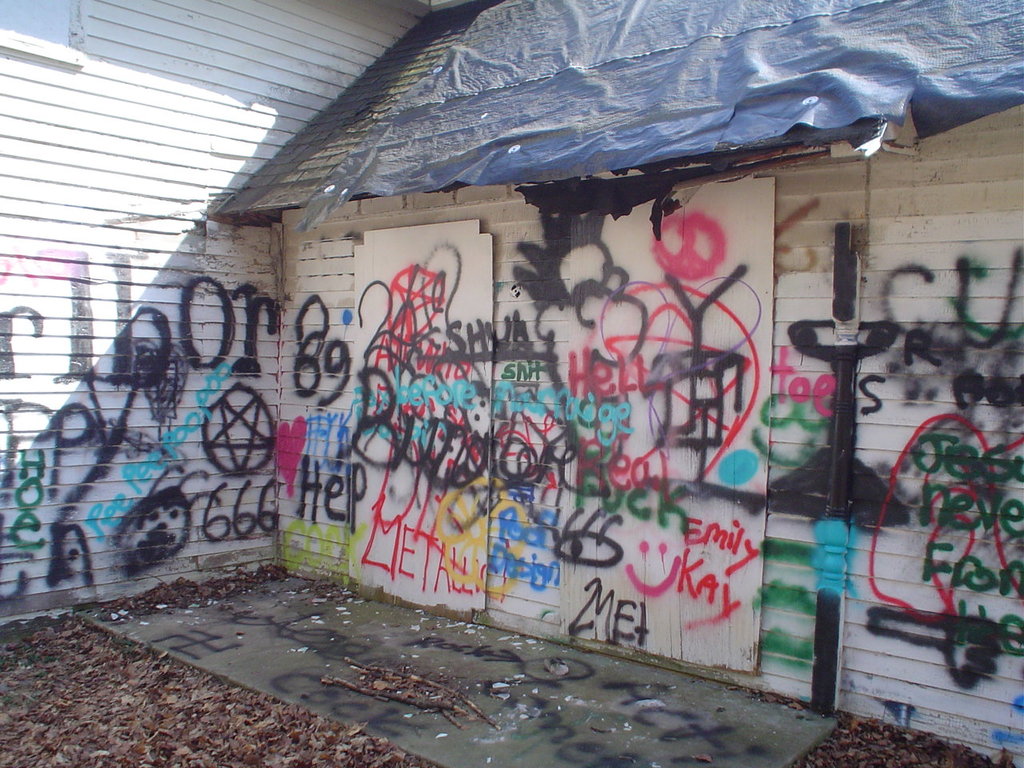 Graffiti on abandoned building